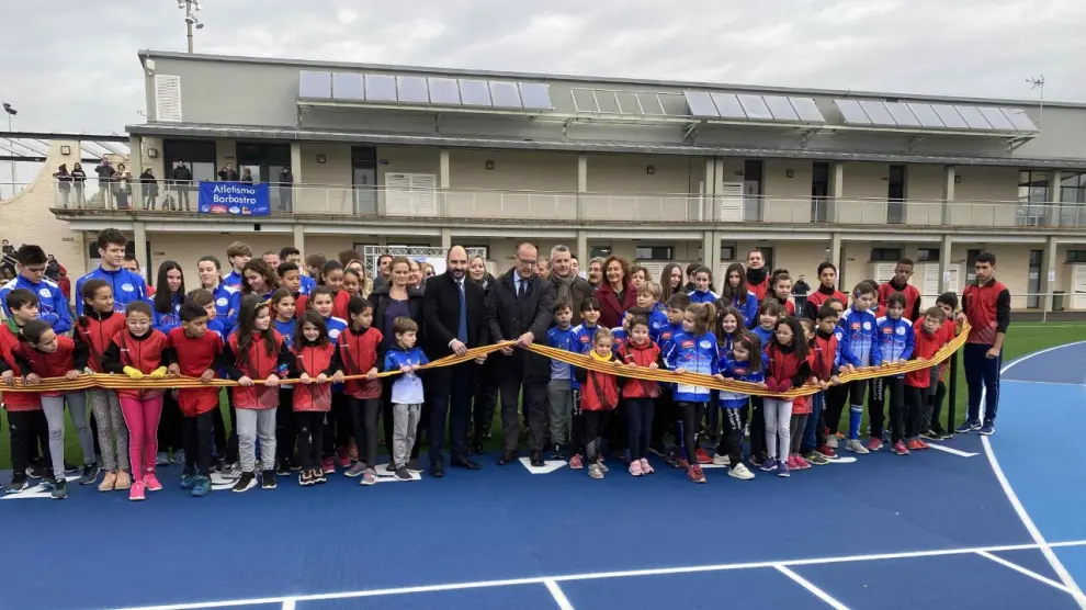 Inauguración de las pistas de atletismo en Barbastro con la presencia del consejero de Cultura, Educación y Deporte, Felipe Faci