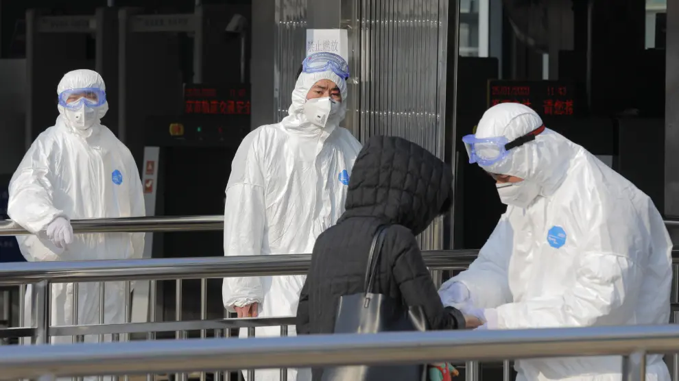 Medidas de seguridad tomadas ante la epidemia del coronavirus en una estación subterránea de Beijing, en China.