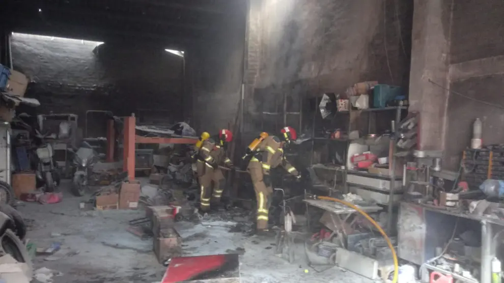 El fuego a destruido los equipos que había en el interior del taller.