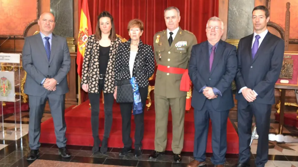 El general Carlos Melero, con los premiados del colegio Salesianos y la familia del catedrático José Bermejo Vera, ayer en el palacio de la antigua Capitanía.