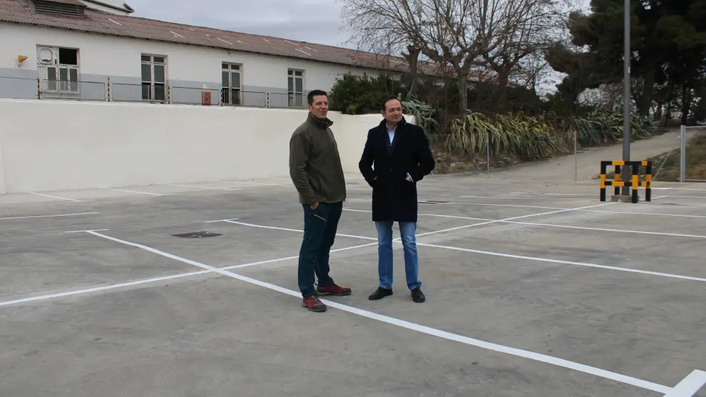 El concejal de Urbanismo, Diego Cobos, a la izquierda junto al alcalde Luis José Arrechea, en el aparcamiento acondicionado.