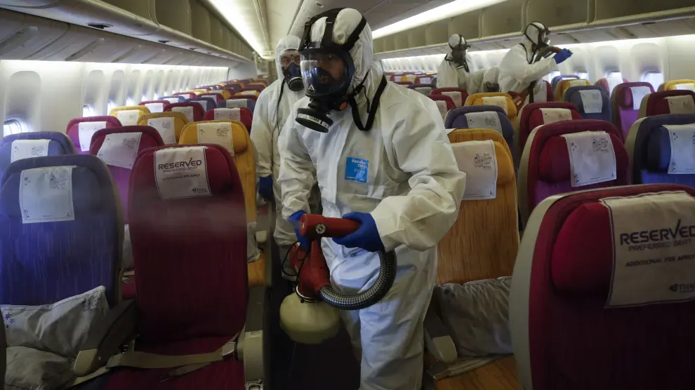 Un avión de Thai Airways es desinfectado en Bangkok como medida de precaución ante el virus