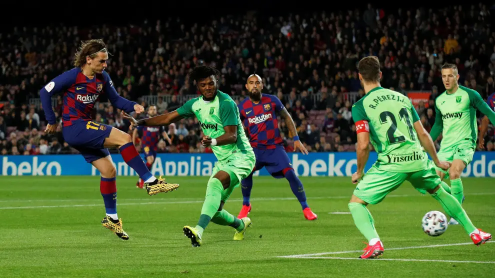 Soccer Football - Copa del Rey - Round of 16 - FC Barcelona v Leganes - Camp Nou, Barcelona, Spain - January 30, 2020 Barcelona's Antoine Griezmann scores their first goal REUTERS/Albert Gea [[[REUTERS VOCENTO]]] SOCCER-SPAIN-FCB-LEG/REPORT
