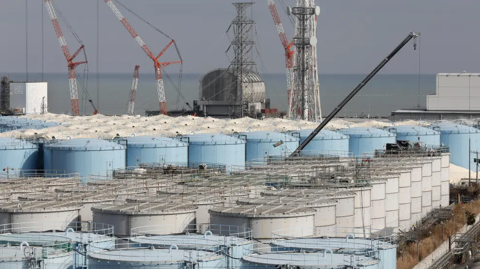 Trabajadores demuelen viejos tanques de almacenamiento en la planta de energía nuclear Fukushima.