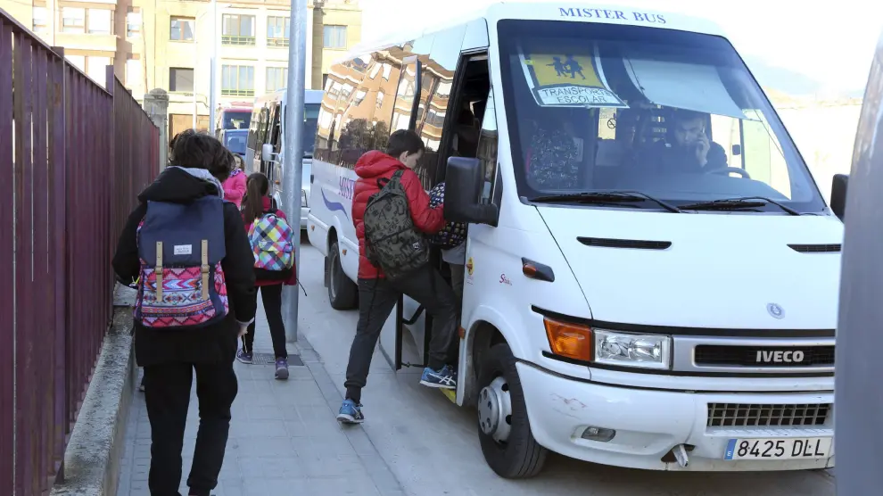 Transporte escolar en Ayerbe /Foto Rafael Gobantes / 13-1-17 [[[HA ARCHIVO]]]