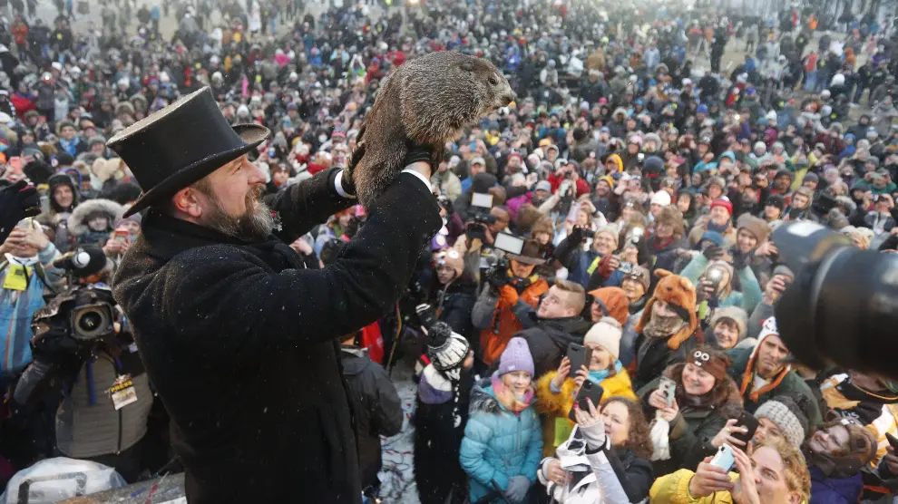 Punxsutawney (United States), 02/02/2020.- Groundhog Club Inner Circle member and handler John Griffiths (R) shows Punxsutawney Phil to the crowd during the Groundhog Day celebration at Gobblers Knob in Punxsutawney, Pennsylvania, USA, 02 February 2020. Punxsutawney Phil, the weather predicting groundhog, did not see his shadow and predicted an early spring. (Estados Unidos) EFE/EPA/DAVID MAXWELL Punxsutawney Phil predicts the Weather on Groundhog Day