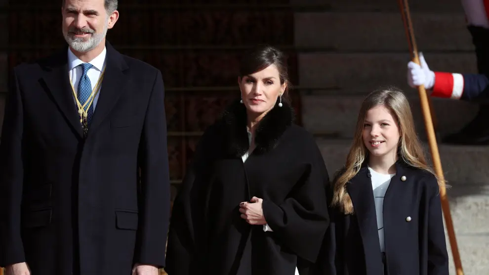 Felipe VI, a su llegada al Congreso, acompañado por la infanta Sofía y la reina Letizia.