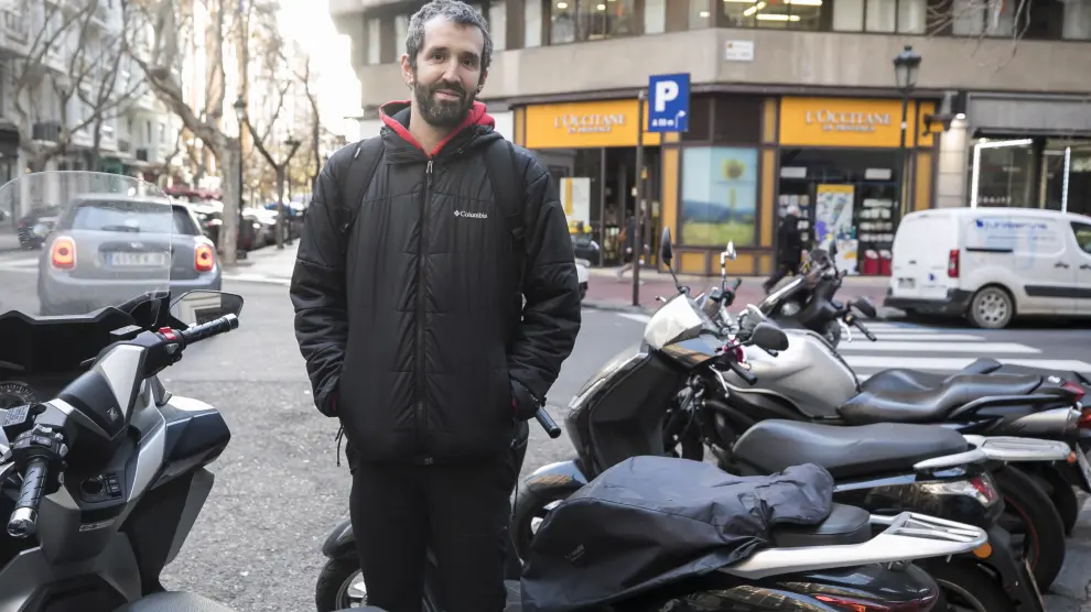 Joaquín Monserrat critica los problemas que tiene ahora para aparcar la moto.