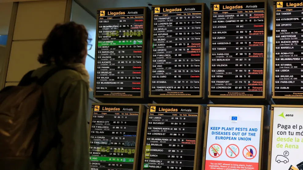 Vuelos retrasados por el cierre del aeropuerto de Madrid durante una hora.