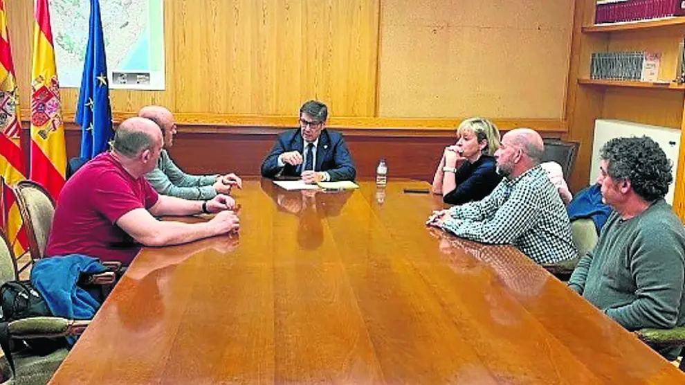 El vicepresidente del Gobierno aragonés, Arturo Aliaga, con representantes del comité de Schindler.