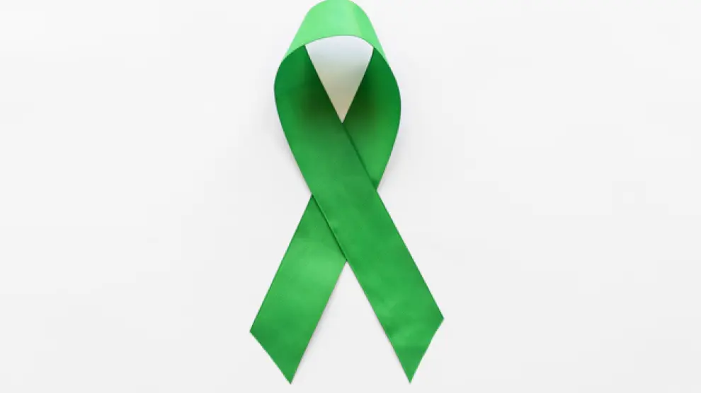 Un lazo verde simboliza la lucha contra el cáncer.
