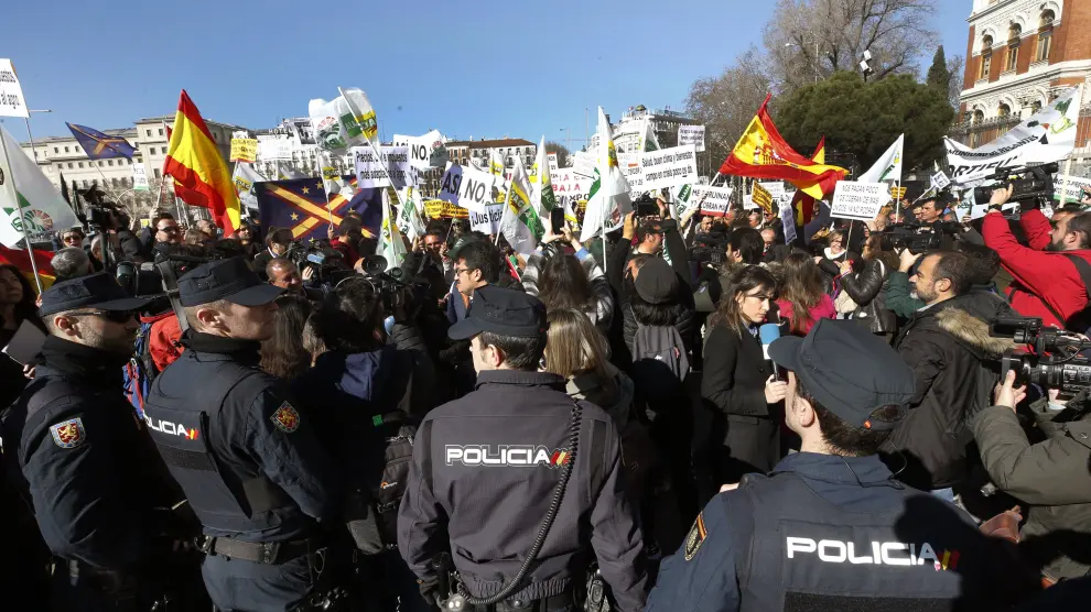 Agricultores y ganaderos protestan ante el Ministerio de Agricultura, este miércoles, en Madrid,