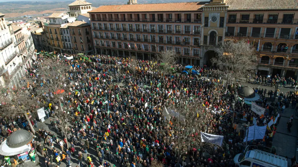 Cientos de agricultores protestaron este martes en Toledo.