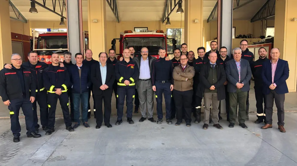 El presidente y el vicepresidente de la DPT así como el diputado delegado de extinción de incendios posan con los bomberos del parque de Alcañiz.