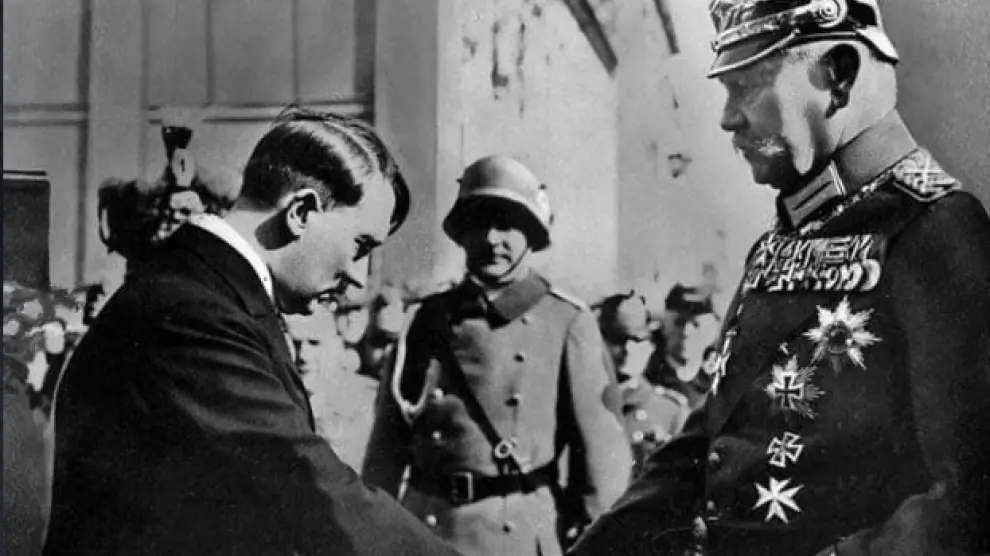 Paul von Hindenburg felicita a Hitler por su llegada a la Cancillería, en 1933.