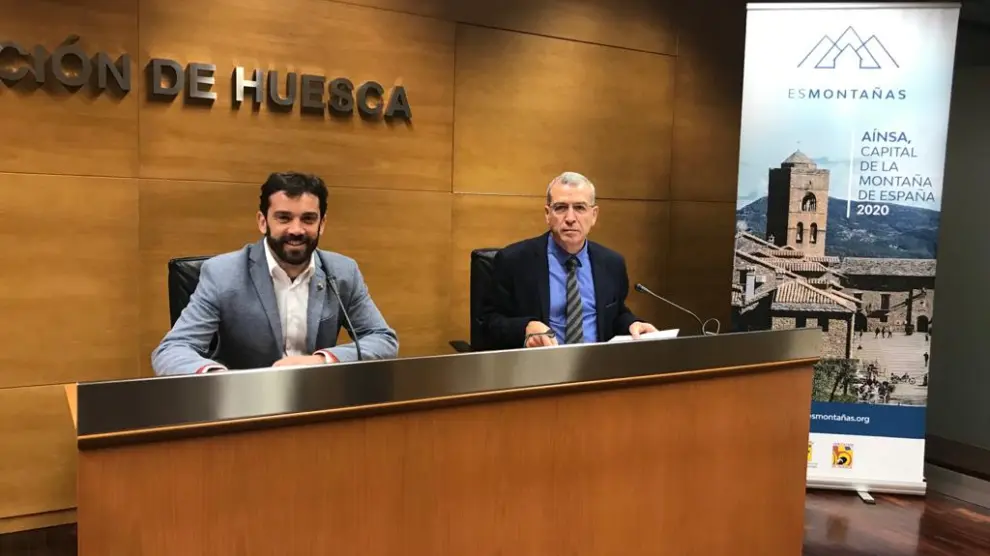 El alcalde de Aínsa, Enrique Pueyo, y el presidente de esMontañas, Paco Boya, en la presentación de los actos de la capitalidad española de la montaña 2020.
