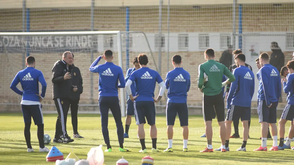 El entrenador Víctor Fernández da instrucciones a sus jugadores en el último entrenamiento del Real Zaragoza previo al partido contra el Fuenlabrada