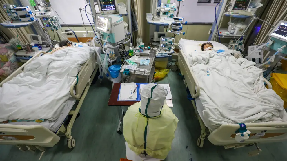Un enfermero atiende a afectados de coronavirus en un hospital de Wuhan.