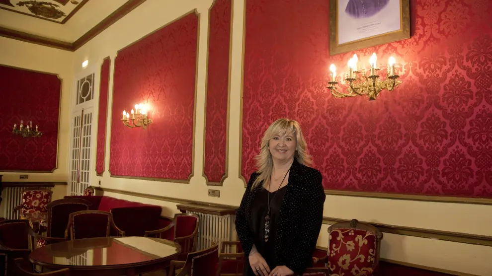 La presidenta del casino bilbilitano, en el interior del conocido como salón rojo.