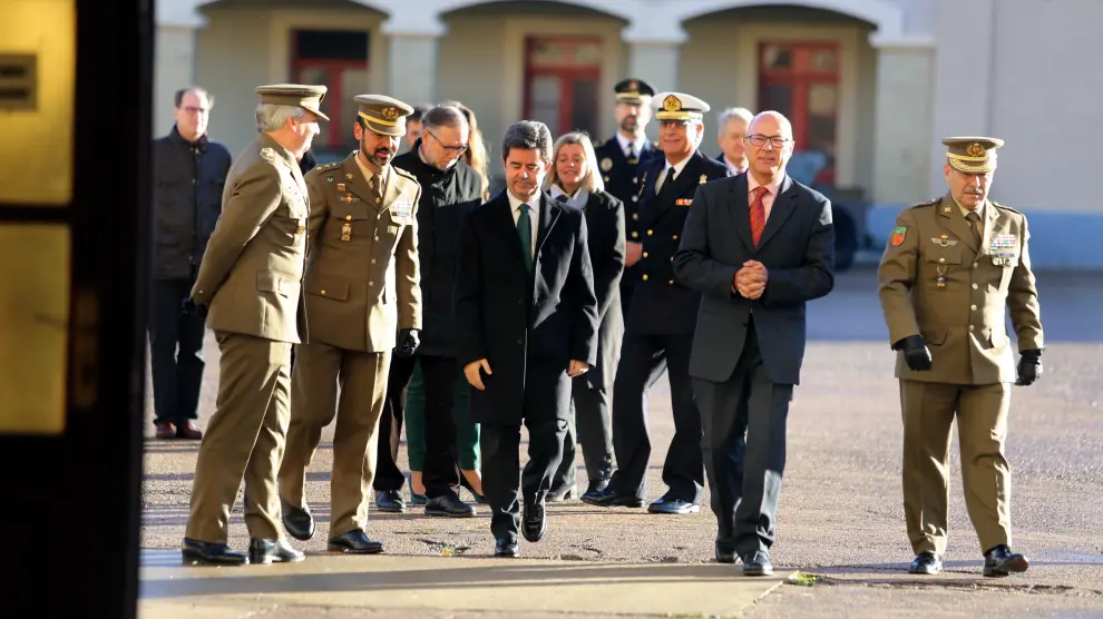 Visita del alcalde de Huesca al cuartel junto a responsables del Ministerio y del Ejército.