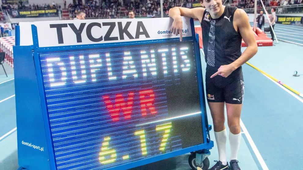 Armand Duplantis logra un nuevo récord mundial.