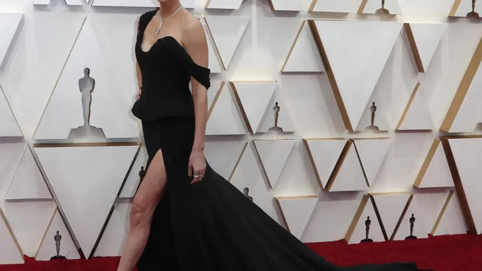 Charlize Theron in Dior and Tiffany & Co. jewelry poses on the red carpet during the Oscars arrivals at the 92nd Academy Awards in Hollywood, Los Angeles, California, U.S., February 9, 2020. REUTERS/Eric Gaillard [[[REUTERS VOCENTO]]] AWARDS-OSCARS/