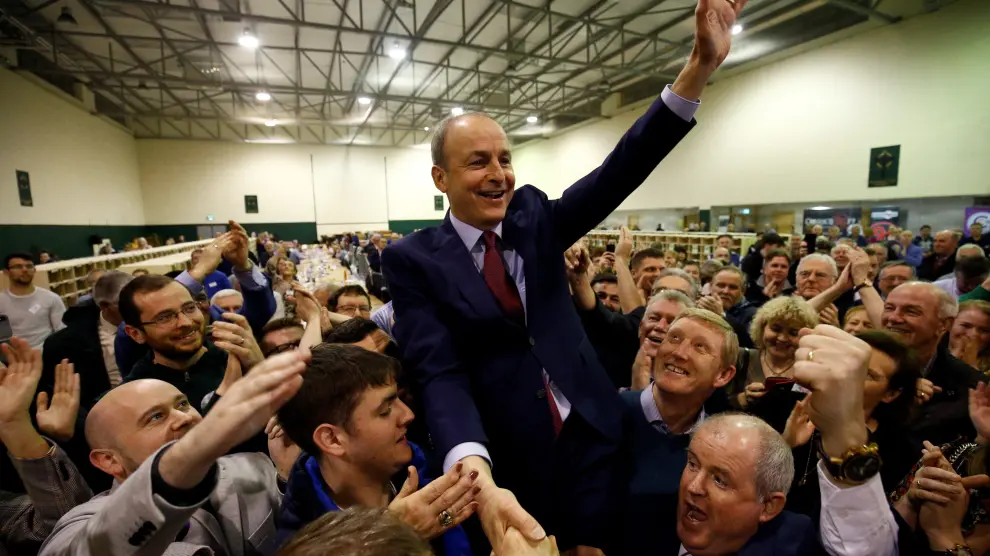 El líder de Fianna Fail, Micheal Martin, celebra los resultados de la votación, en un centro de recuento en Cork