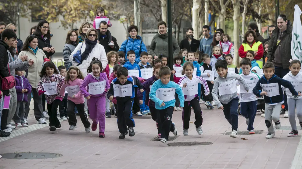 Más de medio centenar de alumnos del colegio Vadorrey, uno de los colegios de Zaragoza que participa en el estudio, en una imagen de archivo de una carrera popular.