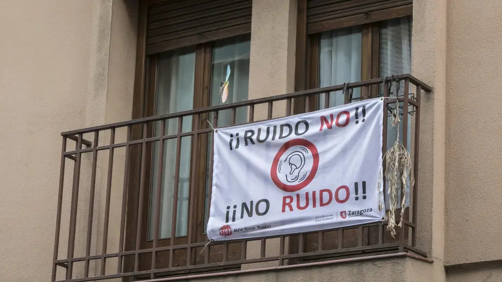 Varios carteles contra el ruido nocturno salpican el Casco Histórico.