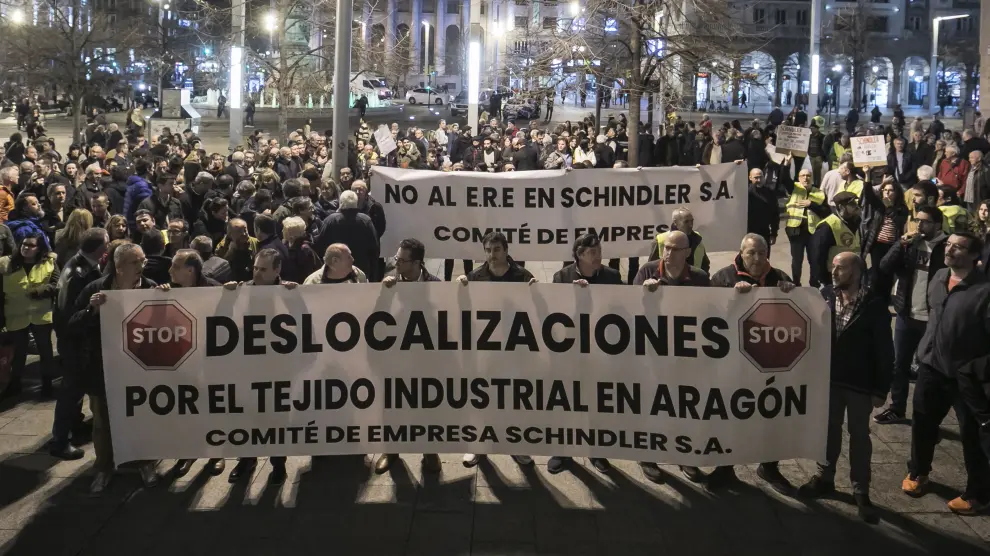 Concentración este pasado lunes en la plaza de España contra el cierre de la producción en la planta zaragozana de Schindler.