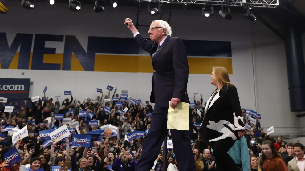 Sanders celebra su victoria junto a su mujer
