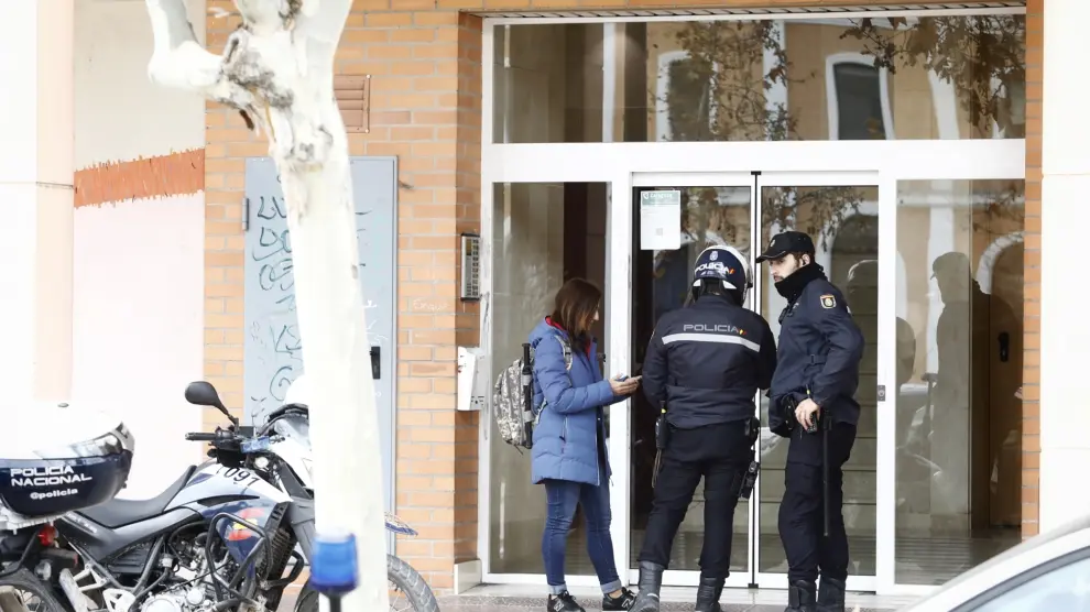 Un hombre acuchilla a una joven a la puerta de su casa en Zaragoza