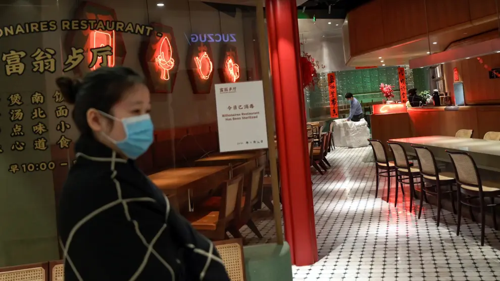 Una empleada de un restaurante de Pekín completamente vacío en el Día de San Valentín.