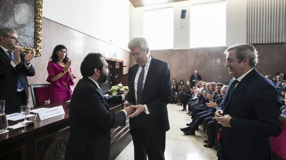 El decano de la Facultad de Derecho, Javier López, entregó la medalla de oro al fiscal Fidel Cadena y Javier Zaragoza.