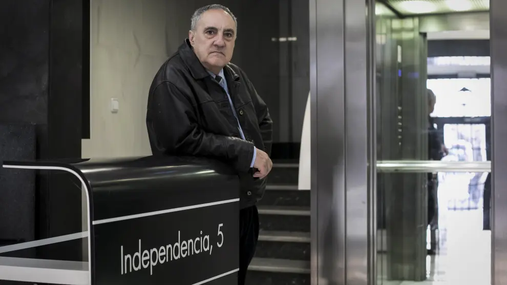 Mario Castranado custodia el patio de la comunidad donde trabaja, en Zaragoza.