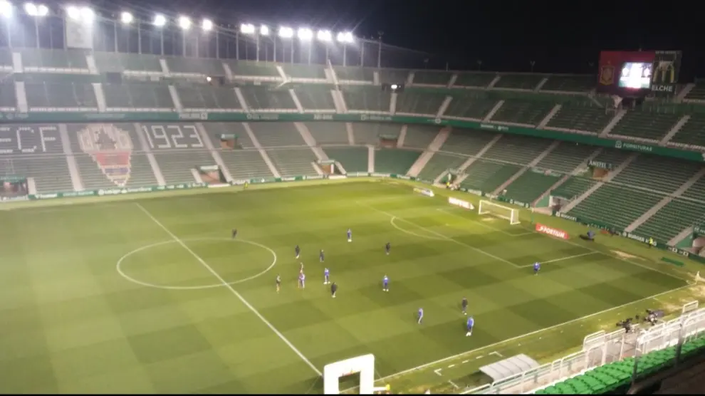 Los jugadores del Real Zaragoza inspeccionan el estadio Martínez Valero una hora y cuarto antes del partido de esta noche.