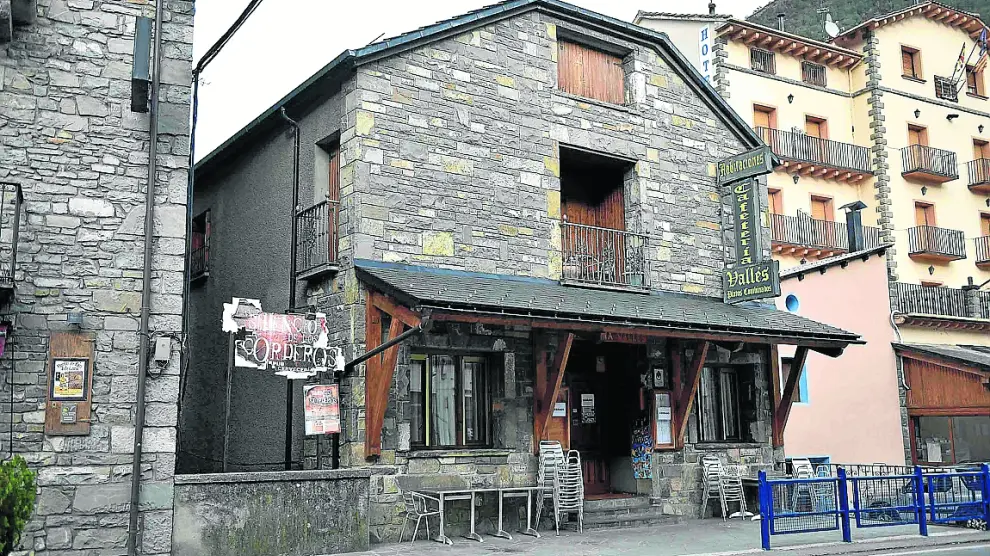 La popular cafetería Vallés, en la travesía de Broto, permanecía ayer cerrada al público.