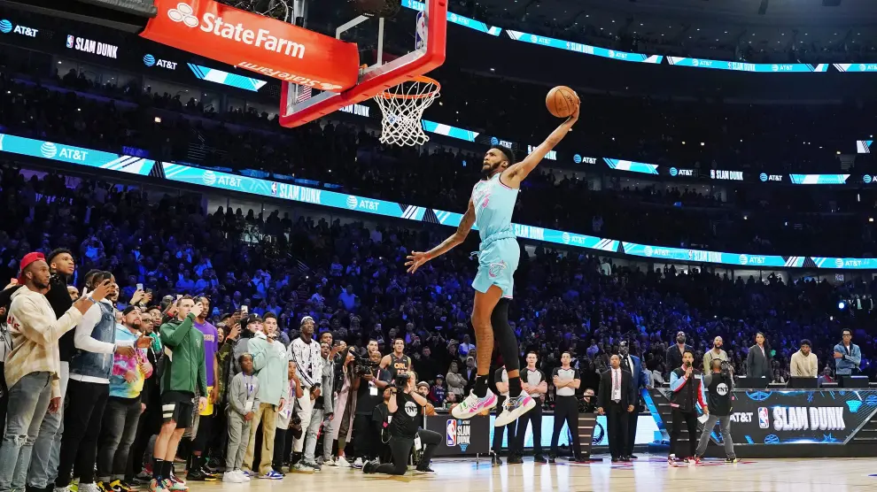 Feb 15, 2020; Chicago, Illinois, USA; Miami Heat player Derrick Jones, Jr. dunks from the free throw line in the slam dunk contest during NBA All Star Saturday Night at United Center. Mandatory Credit: Kyle Terada-USA TODAY Sports [[[REUTERS VOCENTO]]] BASKETBALL-NBA/