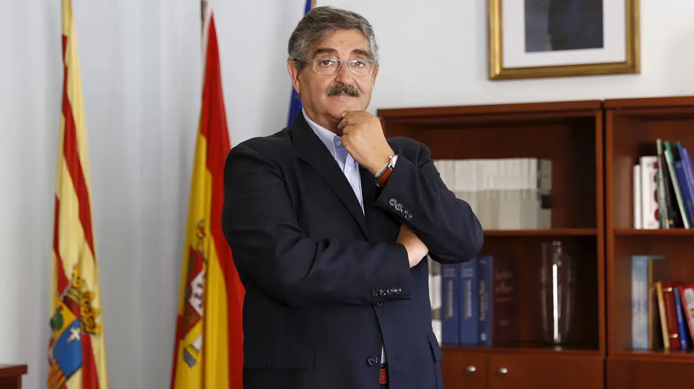 José Luis Abad en su despacho de la Delegación de la DGA en Huesca.