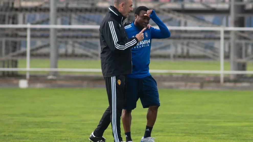 Víctor Fernández charla con Igbekeme al inicio del último entrenamiento del Real Zaragoza.