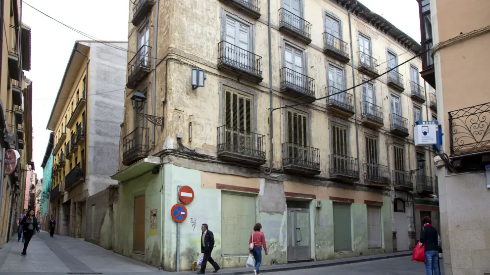 Edificio abandonado en la calle de Dicenta esquina con Baltasar Gracián, en Calatayud.