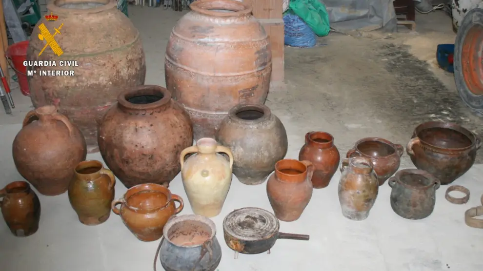 Entre los objetos recuperados hay figuras de cerámica y porcelana antiguas de gran valor.