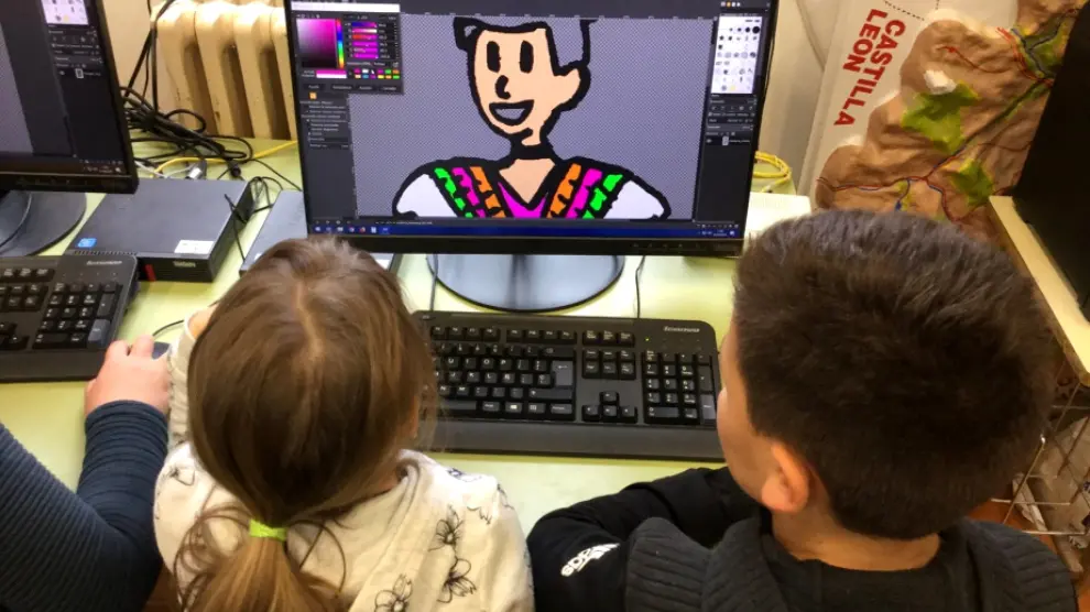 Los escolares, colorean los personajes del libro con un programa de retoque digital.