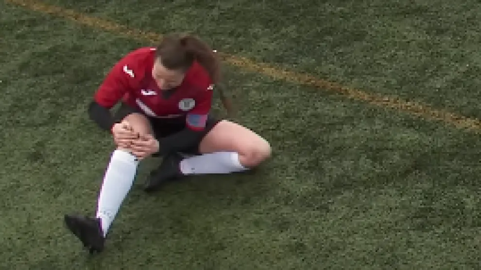 Captura del vídeo donde aparece Jane O'Toole intentado recolocarse la rodilla.