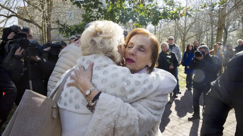 La viuda de Fernando Buesa, Natividad Rodríguez (derecha) y la madre del escolta Jorge Díez se abrazan en el homenaje de esta mañana en Vitoria.