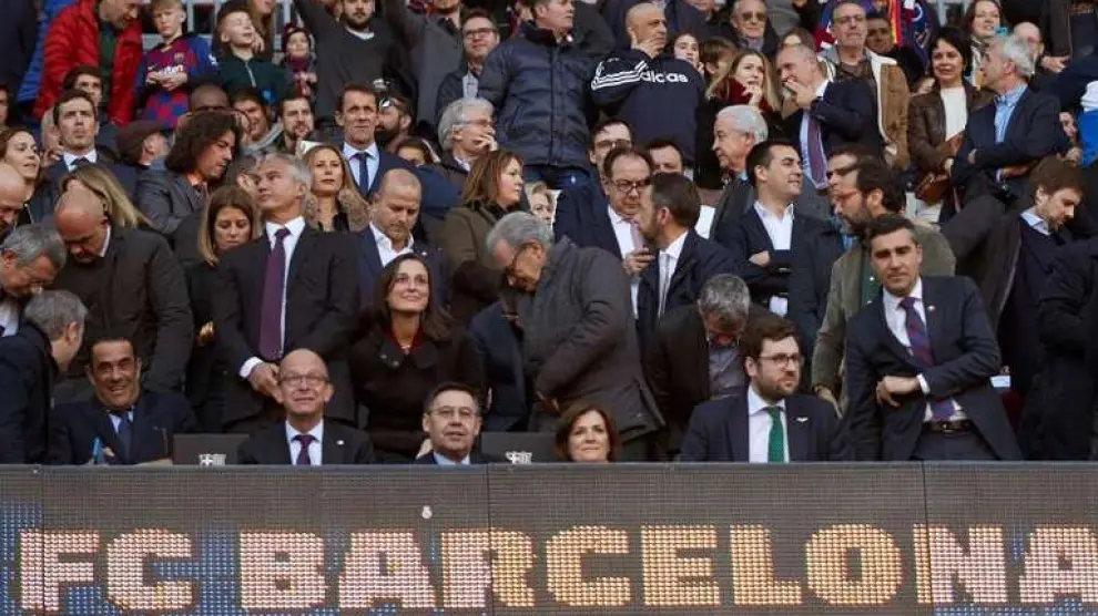 Una pegatina del Madrid, motivo de burla en el Camp Nou.