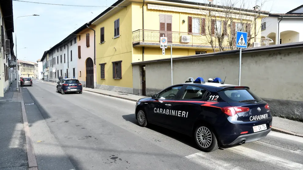 Los carabinieri patrullan las zonas cerradas, como la ciudad de Castigione D'adda, en la foto.