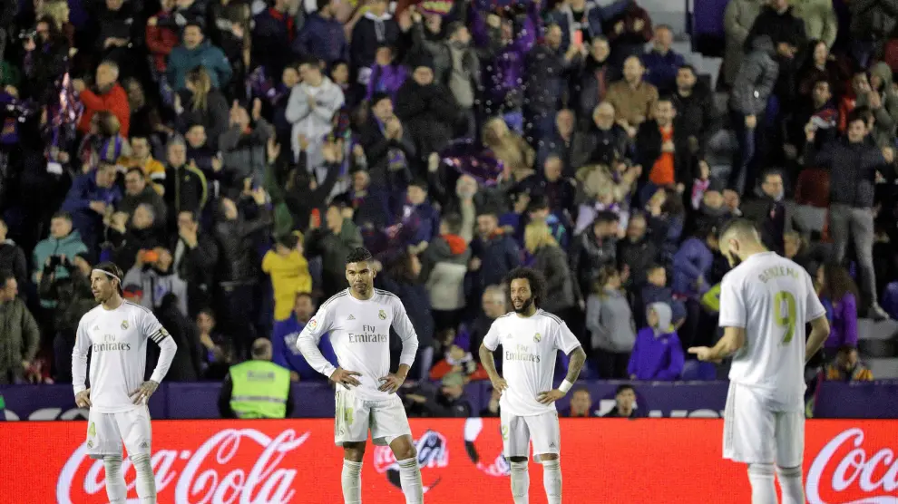 Los jugadores del Real Madrid tras el gol de Levante