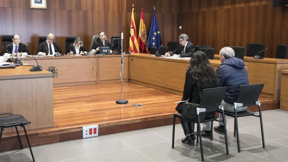 El matrimonio acusado de estafa, durante el juicio celebrado este lunes en la Audiencia de Zaragoza.