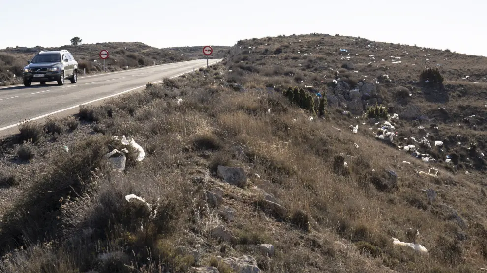 resto de basura procedente del Vertedro municipal de Teruel en los margenes de la carretera A 226 en el termino de Valdecebro. foto Antonio Garcia/bykofoto. 14/02/20 [[[FOTOGRAFOS]]] [[[HA ARCHIVO]]]